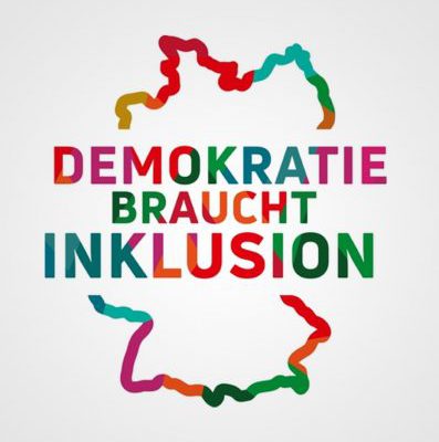 Das Logo des Beauftragten der Bundesregierung für die Belange von Menschen mit Behinderungen: eine schematische Darstellung der BRD. Die Umrisse des Landes sind in verschiedenen Farben gestaltet. In der Mitte steht in bunten Großbuchstaben: “Demokratie braucht Inklusion“